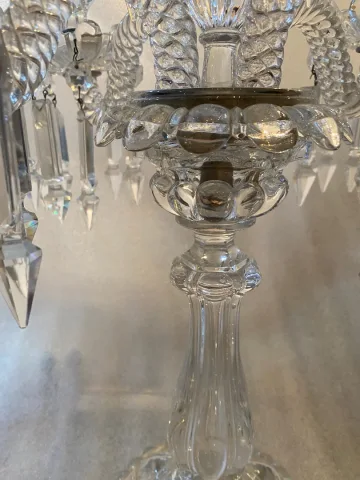 1950′ Paire de Chandeliers 4 Branches Socles Perlés Et Signés En Relief BACCARAT