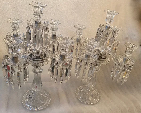 1950′ Paire de Chandeliers 4 Branches Socles Perlés Et Signés En Relief BACCARAT