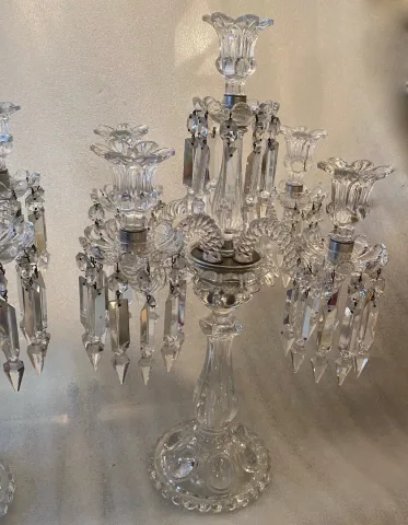 1950′ Paire de Chandeliers 4 Branches Socles Perlés Et Signés En Relief BACCARAT