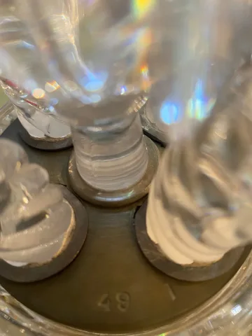 1950′ Paire de Chandeliers 4 Branches Socles Perlés Et Signés En Relief BACCARAT