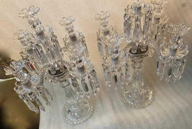 1950′ Paire de Chandeliers 4 Branches Socles Perlés Et Signés En Relief BACCARAT