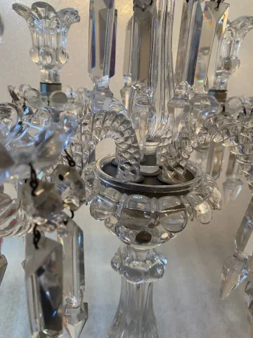 1950′ Paire de Chandeliers 4 Branches Socles Perlés Et Signés En Relief BACCARAT