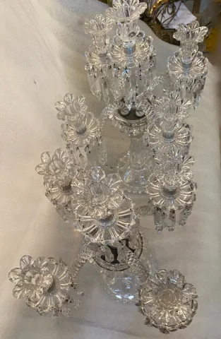 1950′ Paire de Chandeliers 4 Branches Socles Perlés Et Signés En Relief BACCARAT