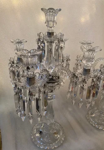 1950′ Paire de Chandeliers 4 Branches Socles Perlés Et Signés En Relief BACCARAT