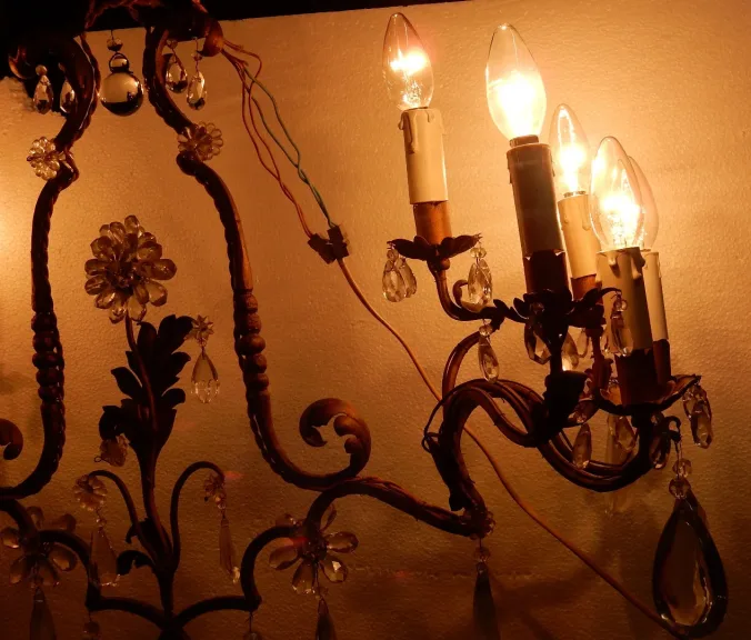 1950/70′ Lustre En Métal Doré 10 Ampoules Décor De Fleurs Style Maison Baguès