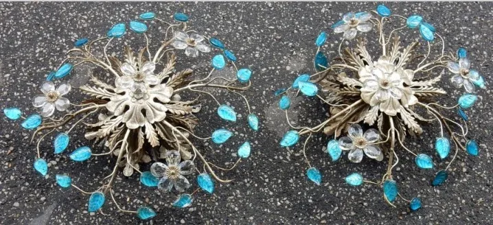 1970′ Paire de 2 Plafonniers ou Appliques à Décor de Fleurs et Feuilles en Métal Argenté Style Maison Baguès Feuilles en Verre de Couleur Bleue