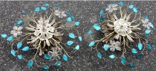 1970′ Paire de 2 Plafonniers ou Appliques à Décor de Fleurs et Feuilles en Métal Argenté Style Maison Baguès Feuilles en Verre de Couleur Bleue