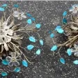 1970′ Paire de 2 Plafonniers ou Appliques à Décor de Fleurs et Feuilles en Métal Argenté Style Maison Baguès Feuilles en Verre de Couleur Bleue