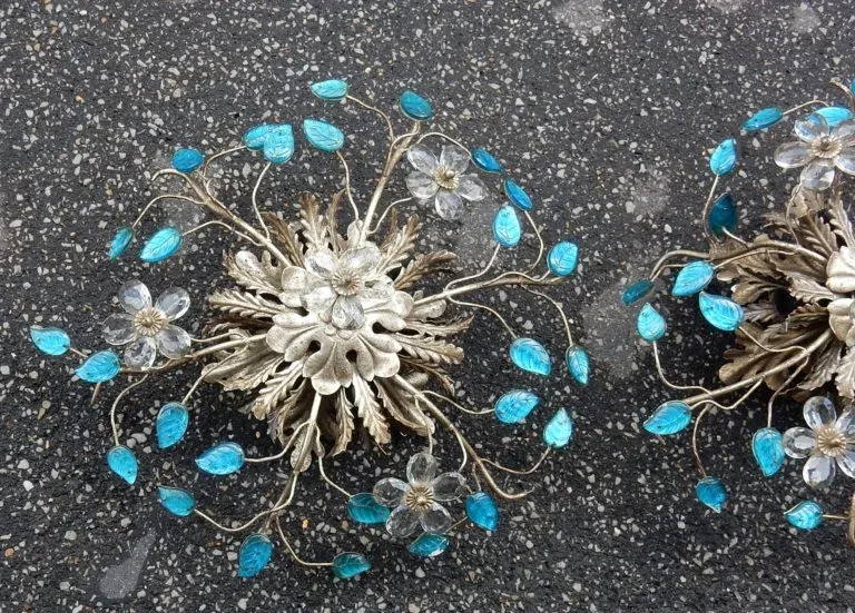 1970′ Paire de 2 Plafonniers ou Appliques à Décor de Fleurs et Feuilles en Métal Argenté Style Maison Baguès Feuilles en Verre de Couleur Bleue