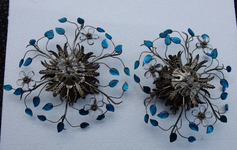 1970′ Paire de 2 Plafonniers ou Appliques à Décor de Fleurs et Feuilles en Métal Argenté Style Maison Baguès Feuilles en Verre de Couleur Bleue