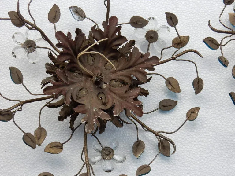 1970′ Paire de 2 Plafonniers ou Appliques à Décor de Fleurs et Feuilles en Métal Argenté Style Maison Baguès Feuilles en Verre de Couleur Bleue