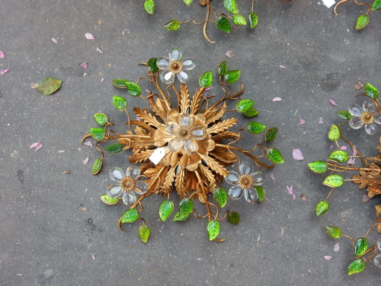 1970′ Paire de Plafonniers ou Appliques à Décor de Fleurs et Feuilles en Métal Doré Style Maison Baguès ou Banci Feuilles en Verre de Couleur Verte