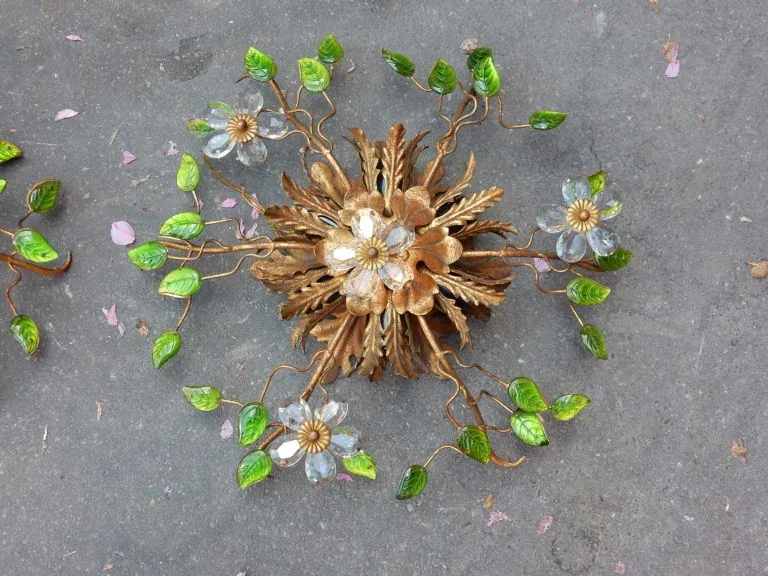 1970′ Paire de Plafonniers ou Appliques à Décor de Fleurs et Feuilles en Métal Doré Style Maison Baguès ou Banci Feuilles en Verre de Couleur Verte