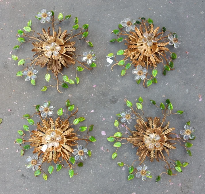 1970′ Paire de Plafonniers ou Appliques à Décor de Fleurs et Feuilles en Métal Doré Style Maison Baguès ou Banci Feuilles en Verre de Couleur Verte