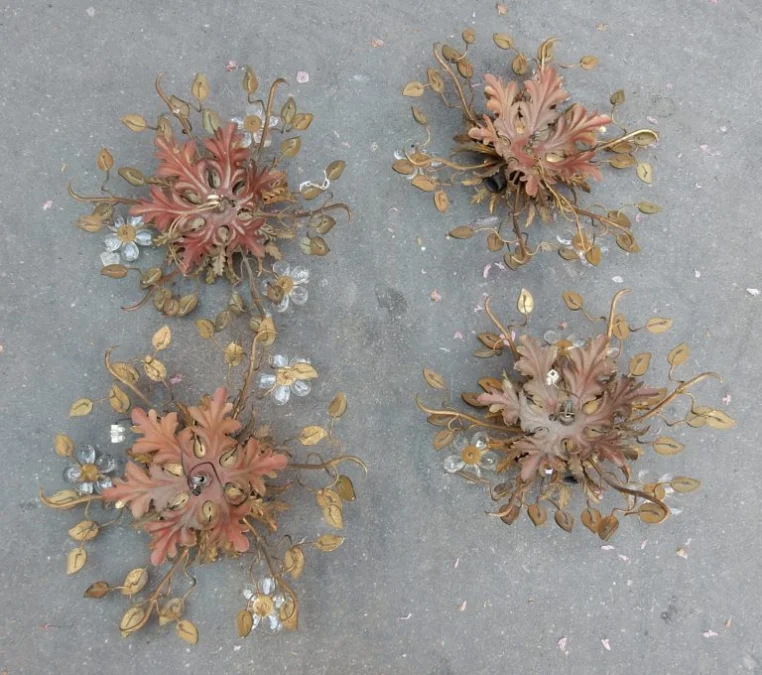 1970′ Paire de Plafonniers ou Appliques à Décor de Fleurs et Feuilles en Métal Doré Style Maison Baguès ou Banci Feuilles en Verre de Couleur Verte