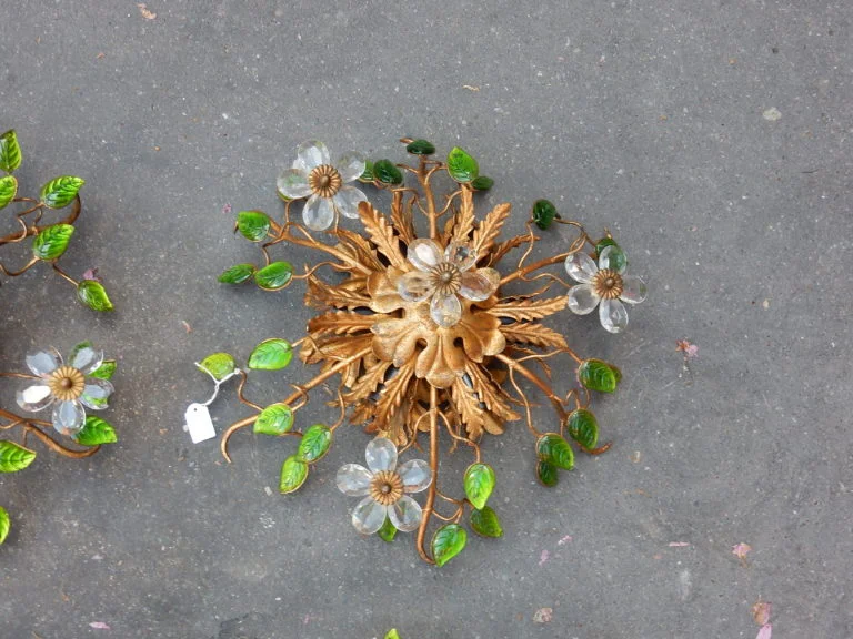 1970′ Paire de Plafonniers ou Appliques à Décor de Fleurs et Feuilles en Métal Doré Style Maison Baguès ou Banci Feuilles en Verre de Couleur Verte
