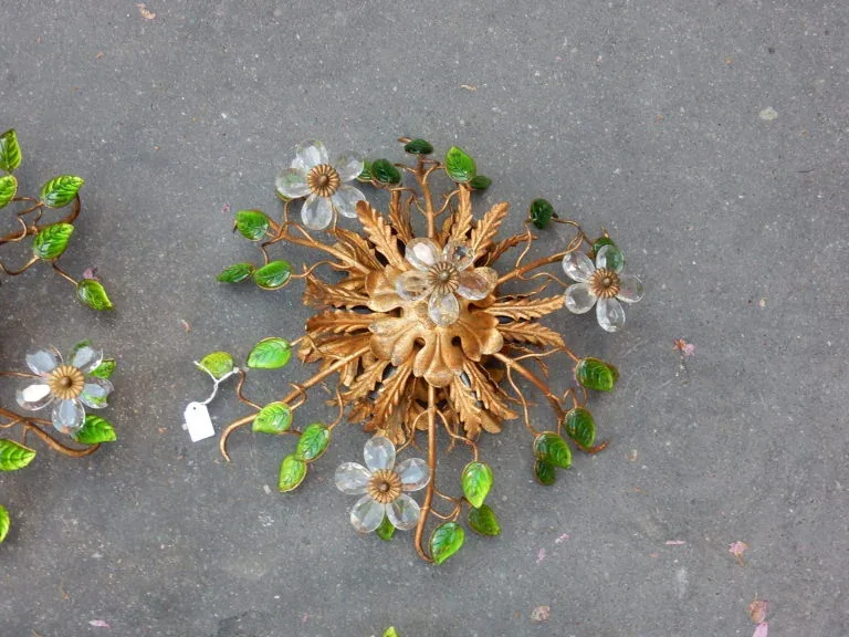 1970′ Paire de Plafonniers ou Appliques à Décor de Fleurs et Feuilles en Métal Doré Style Maison Baguès ou Banci Feuilles en Verre de Couleur Verte