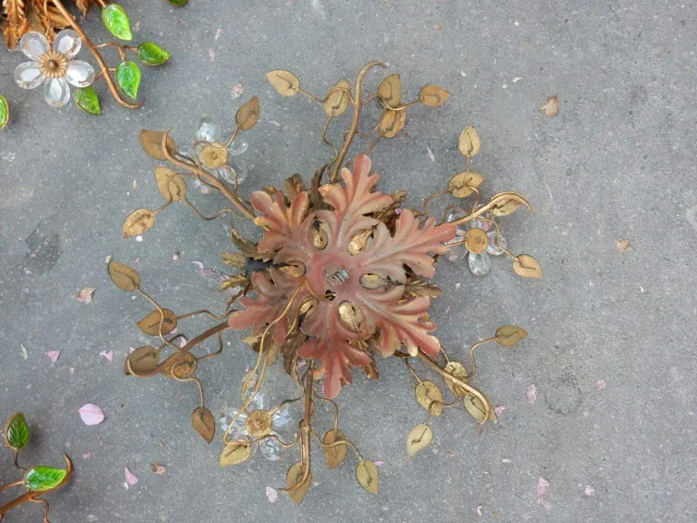 1970′ Paire de Plafonniers ou Appliques à Décor de Fleurs et Feuilles en Métal Doré Style Maison Baguès ou Banci Feuilles en Verre de Couleur Verte