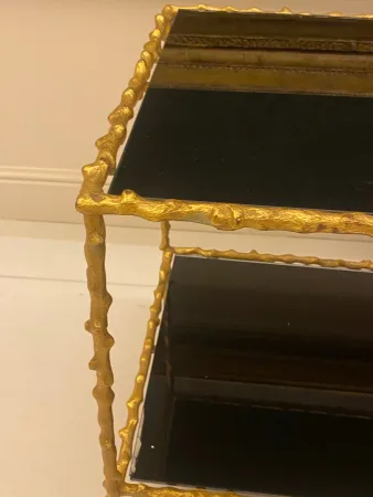 1970′ Paire de Bouts de Canapé En Bronze Doré Decor Végétal Maison Jansen Plateaux Verres Noircis