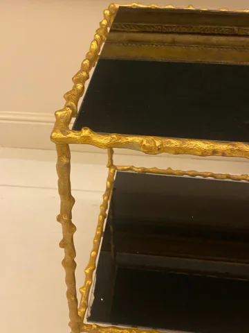 1970′ Paire de Bouts de Canapé En Bronze Doré Decor Végétal Maison Jansen Plateaux Verres Noircis