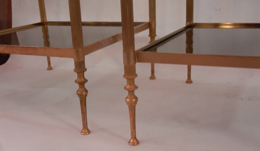 1970′ Paire d’Étagères Ou Sellettes En Laiton à 2 Niveaux Maison Baguès Plateaux Vitres