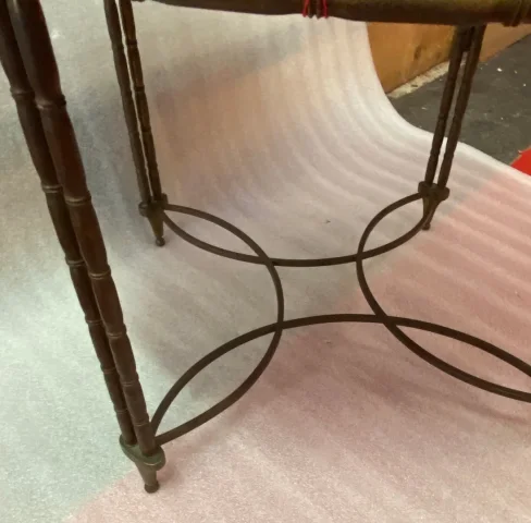 1950/70′ Table Basse Ronde Bronze Décor Palmier, Plateau Laque de Chine Noire Style Maison Baguès