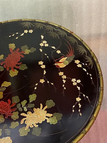 1950/70′ Table Basse Ronde Bronze Décor Palmier, Plateau Laque de Chine Noire Style Maison Baguès