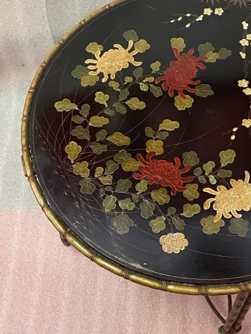 1950/70′ Table Basse Ronde Bronze Décor Palmier, Plateau Laque de Chine Noire Style Maison Baguès