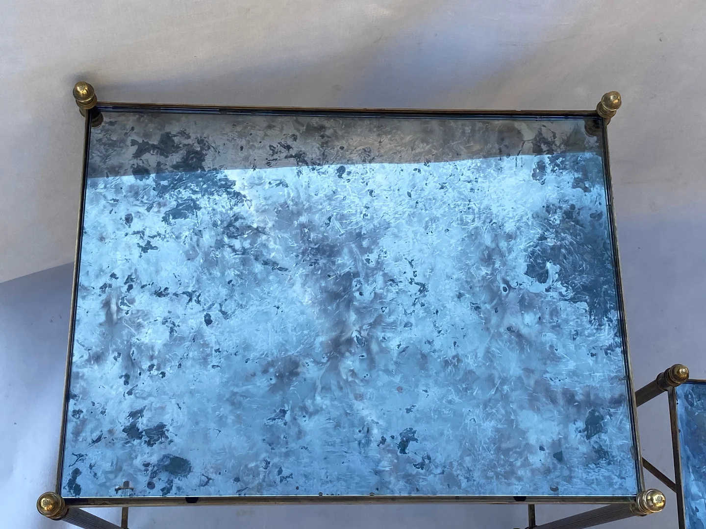 1970′ Série De 3 Tables Gigognes Maison Baguès En Bronze Doré, 3 Plateaux Verre Oxydé Vieilli