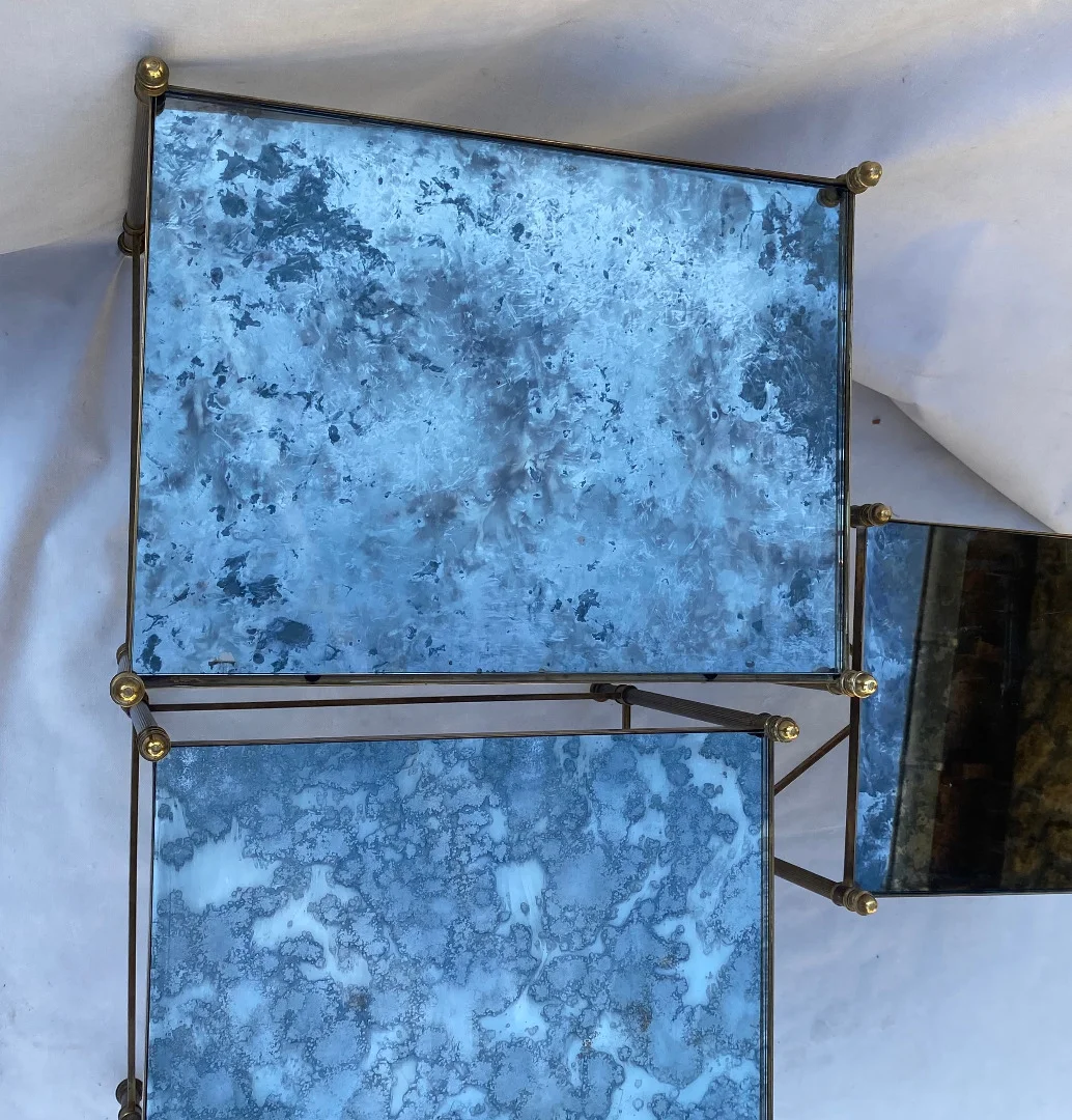 1970′ Série De 3 Tables Gigognes Maison Baguès En Bronze Doré, 3 Plateaux Verre Oxydé Vieilli