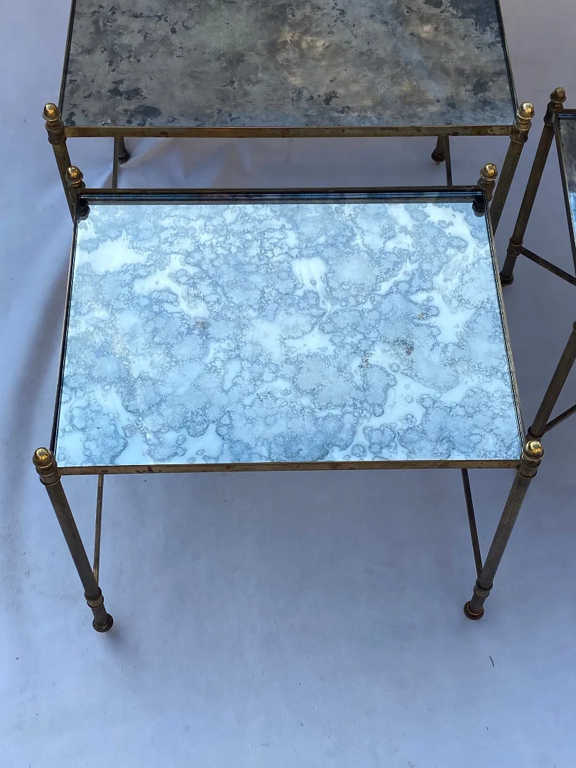1970′ Série De 3 Tables Gigognes Maison Baguès En Bronze Doré, 3 Plateaux Verre Oxydé Vieilli