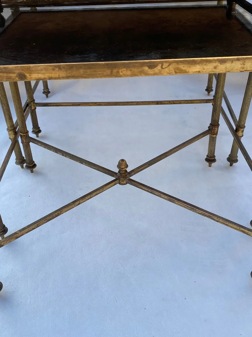 1970′ Série De 3 Tables Gigognes Maison Baguès En Bronze Doré, 3 Plateaux Verre Oxydé Vieilli