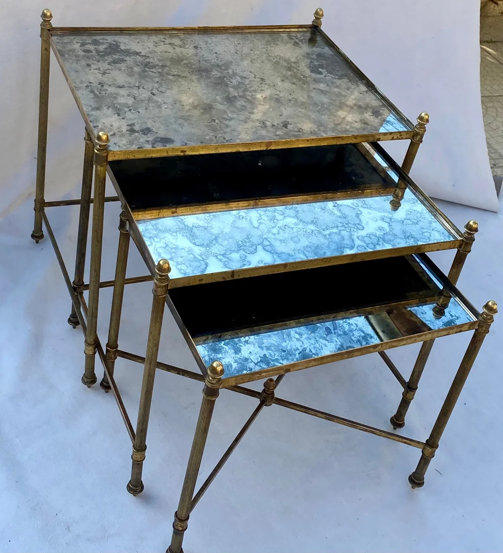 1970′ Série De 3 Tables Gigognes Maison Baguès En Bronze Doré, 3 Plateaux Verre Oxydé Vieilli