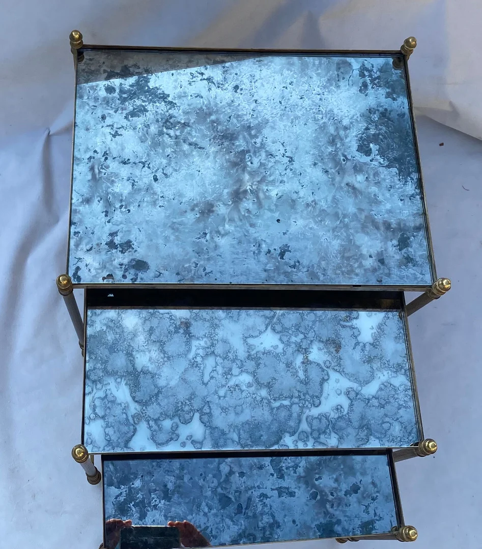 1970′ Série De 3 Tables Gigognes Maison Baguès En Bronze Doré, 3 Plateaux Verre Oxydé Vieilli