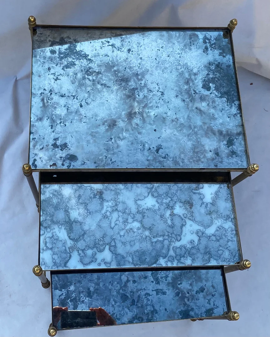 1970′ Série De 3 Tables Gigognes Maison Baguès En Bronze Doré, 3 Plateaux Verre Oxydé Vieilli