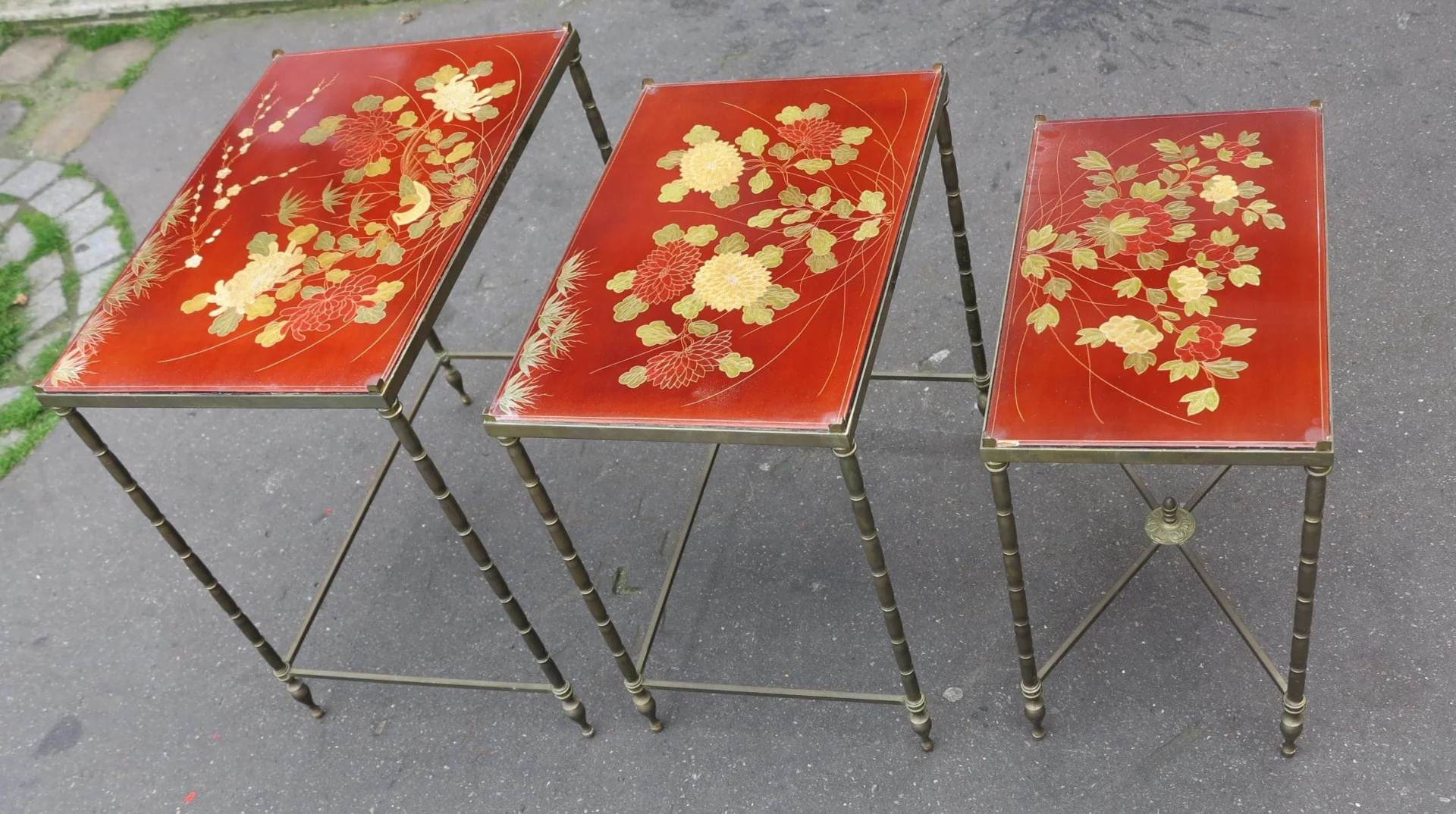 1970′ Série de 3 Tables Gigognes Style Maison Jansen Déco Bambou en Bronze Doré Plateaux avec Laque de Chine Rouge Décor de Paysage avec Oiseau
