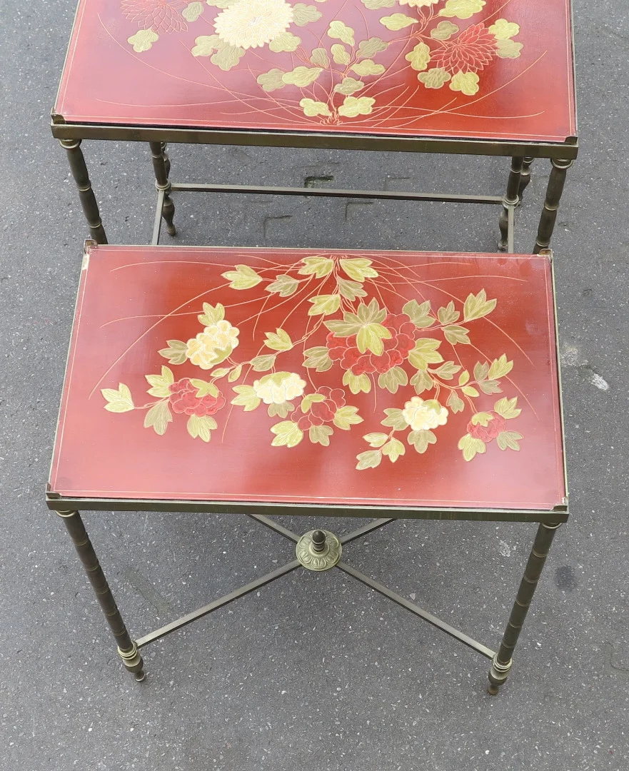 1970′ Série de 3 Tables Gigognes Style Maison Jansen Déco Bambou en Bronze Doré Plateaux avec Laque de Chine Rouge Décor de Paysage avec Oiseau