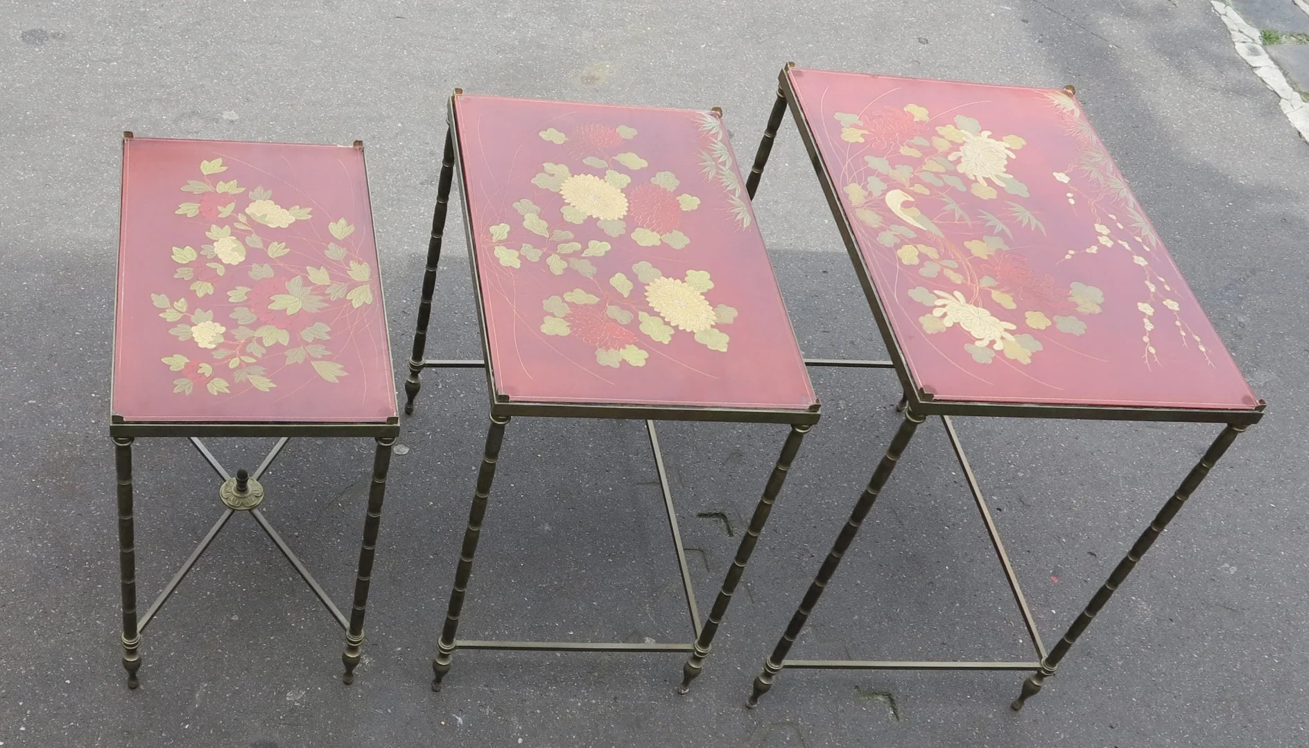 1970′ Série de 3 Tables Gigognes Style Maison Jansen Déco Bambou en Bronze Doré Plateaux avec Laque de Chine Rouge Décor de Paysage avec Oiseau
