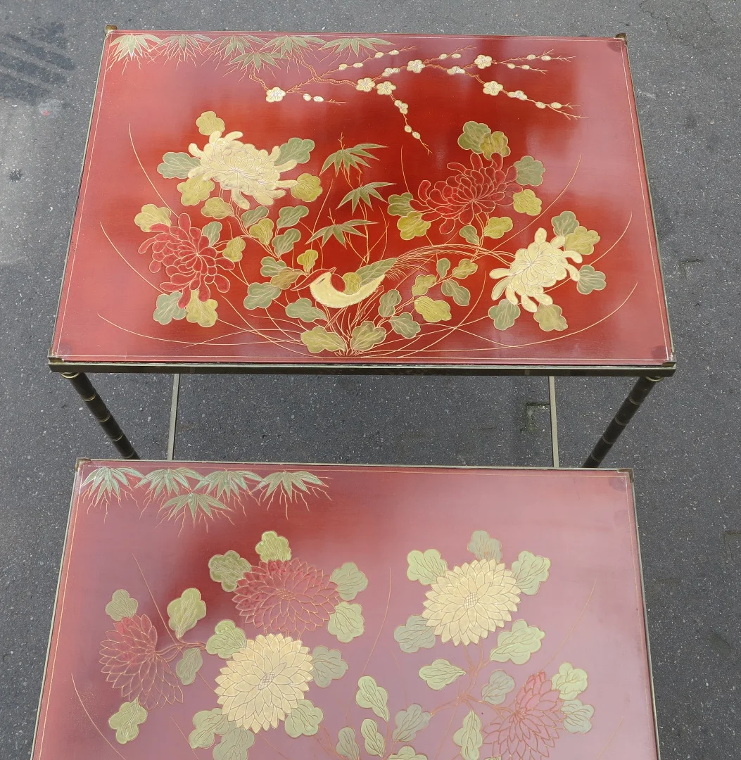 1970′ Série de 3 Tables Gigognes Style Maison Jansen Déco Bambou en Bronze Doré Plateaux avec Laque de Chine Rouge Décor de Paysage avec Oiseau