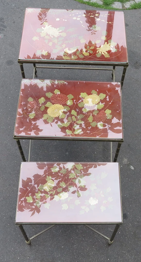 1970′ Série de 3 Tables Gigognes Style Maison Jansen Déco Bambou en Bronze Doré Plateaux avec Laque de Chine Rouge Décor de Paysage avec Oiseau