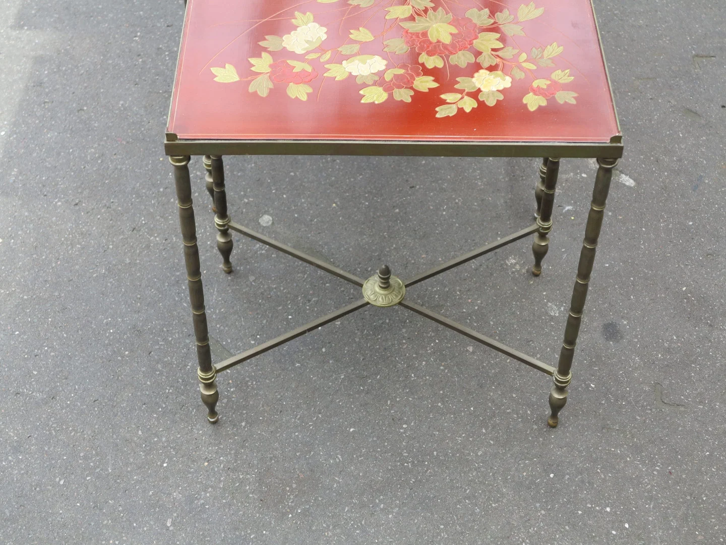 1970′ Série de 3 Tables Gigognes Style Maison Jansen Déco Bambou en Bronze Doré Plateaux avec Laque de Chine Rouge Décor de Paysage avec Oiseau