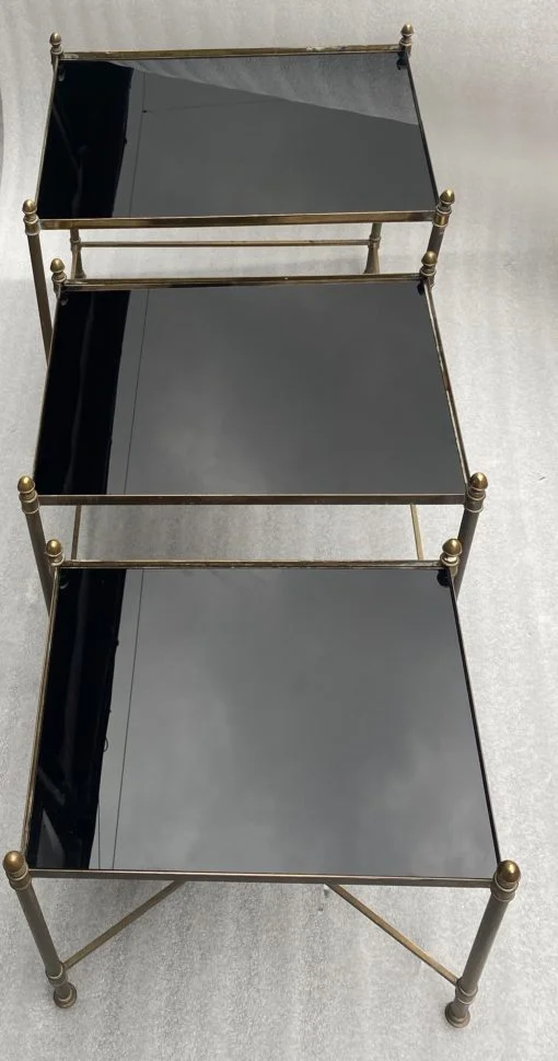 1970′ Série De 3 Tables Gigognes Maison Baguès En Bronze Doré, 3 Plateaux Verre Noirci