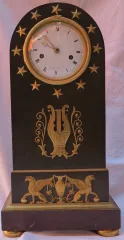 1795′ Pendule Époque Directoire en Bronze Double Patine à l’Ouroboros