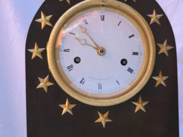 1795′ Pendule Époque Directoire en Bronze Double Patine à l’Ouroboros