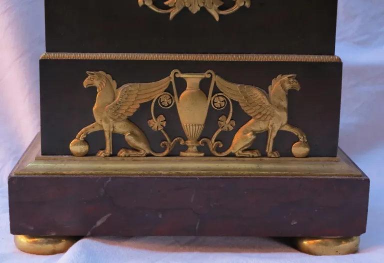 1795′ Pendule Époque Directoire en Bronze Double Patine à l’Ouroboros
