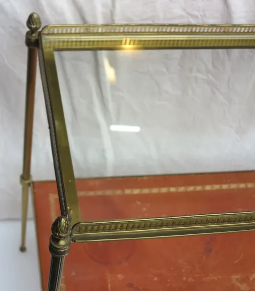 1970′ Étagère en Bronze avec Galerie Maison Baguès et 2 Plateaux Vitre et Gainés de Cuir Beige