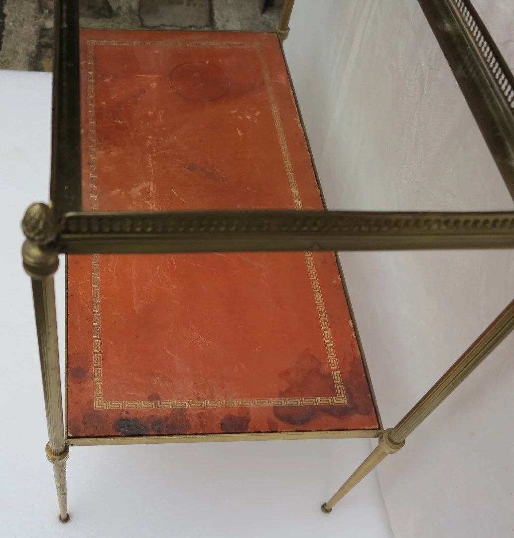 1970′ Étagère en Bronze avec Galerie Maison Baguès et 2 Plateaux Vitre et Gainés de Cuir Beige