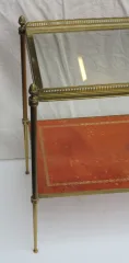 1970′ Étagère en Bronze avec Galerie Maison Baguès et 2 Plateaux Vitre et Gainés de Cuir Beige