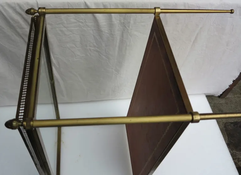 1970′ Étagère en Bronze avec Galerie Maison Baguès et 2 Plateaux Vitre et Gainés de Cuir Beige