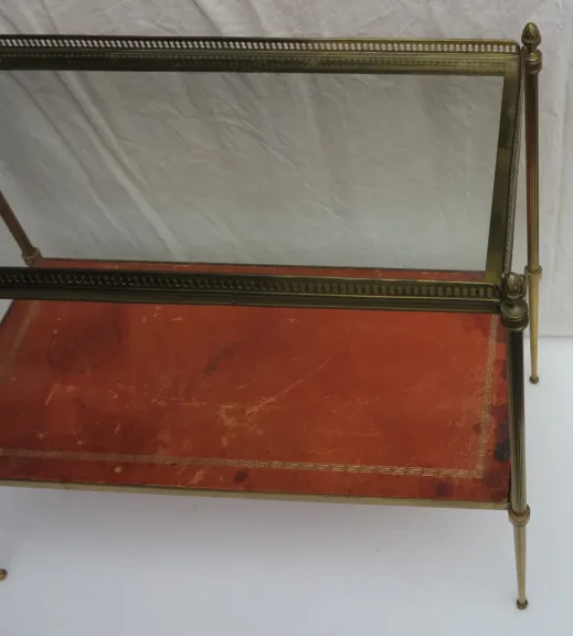 1970′ Étagère en Bronze avec Galerie Maison Baguès et 2 Plateaux Vitre et Gainés de Cuir Beige